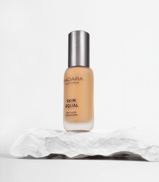 Base Maquillaje SPF 15 Skin Equal Mádara Golden Sand #50