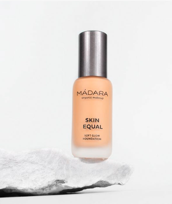 Base Maquillaje SPF 15 Skin Equal Mádara Sand #40